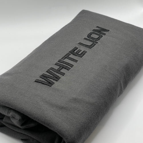 White Lion Basic Charcoal Tee med brodert logo